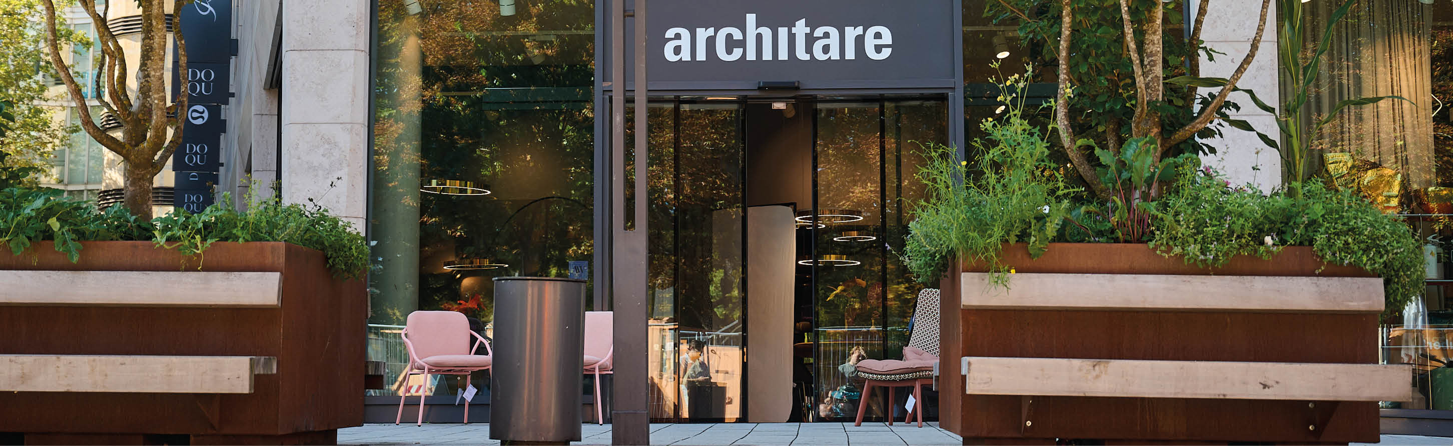 Eingangsbereich von architare mit Pflanzen und Möblierung