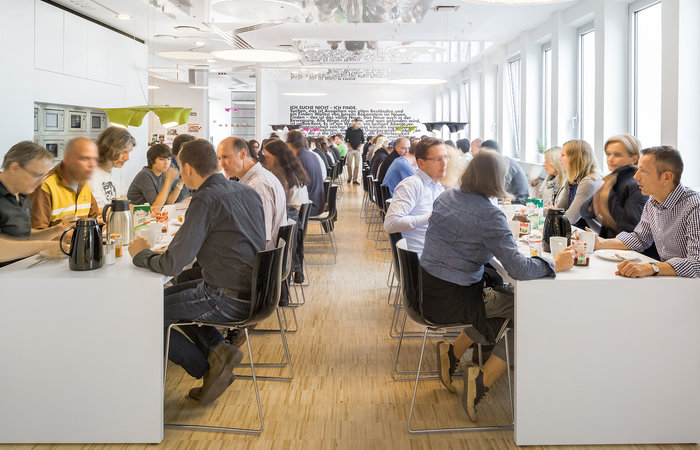 Austausch beim Frühstück in der Kantine