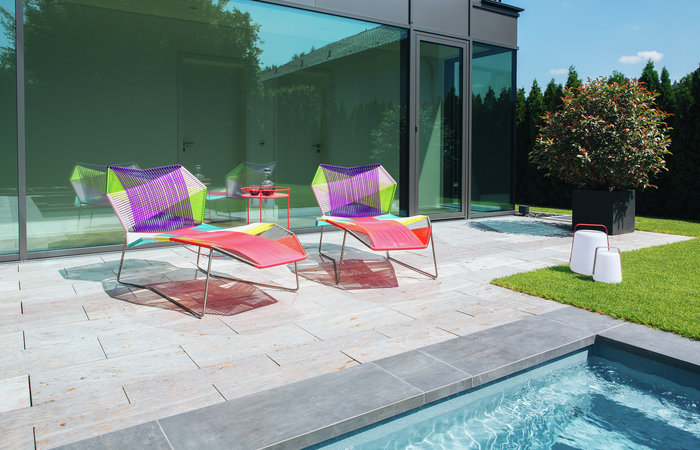 Erfrischend: Pool-Area mit Sonnenliegen „Tropicalia“ von Moroso