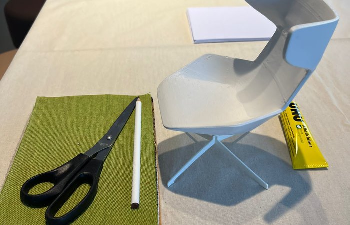 Die Aufgabe: Die 3D-gedruckten Minidrehsessel mit Stoffen von Kvadrat zu bekleiden