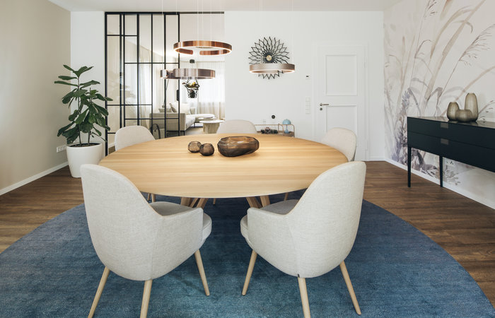 Beige meets soft natural tones: Seito dining table and the comfortable 375 chairs by Walter Knoll