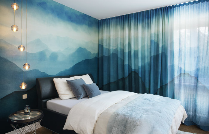 The colour gradations of the wallpaper and curtains merge seamlessly.