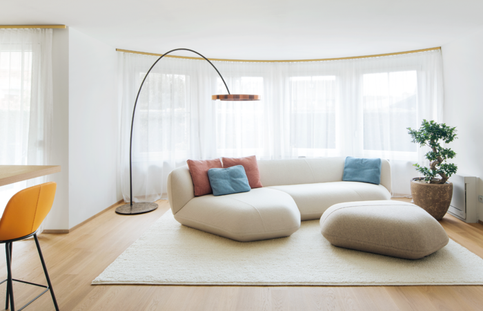 An island of relaxation: the "Floe Insel" sofa from Cassina with the "Mito" arched luminaire from Occhio