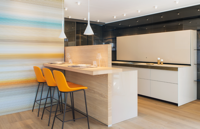 Thanks to a sensor, the transverse front of the Valcuccine kitchen can be opened by hand movement.