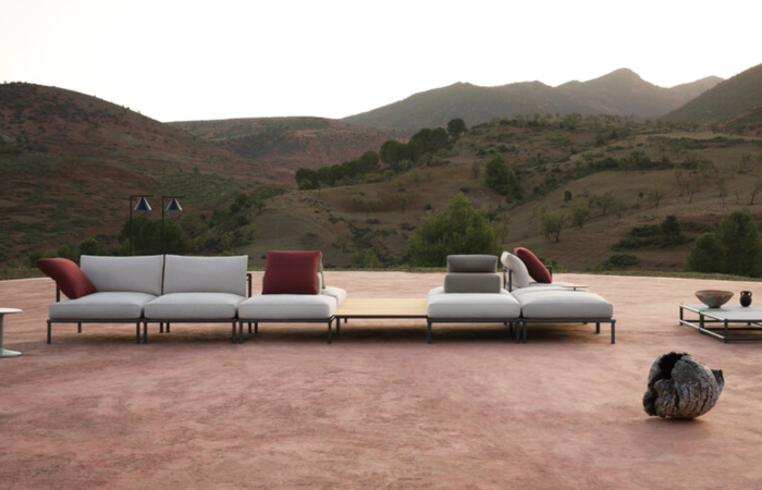 Exklusive Open-Air-Oase: Dieses schicke Outdoor-Sofa namens „Nooch“ von B&B Italia Der Korpus des modularen Sitzsystems besteht aus recyceltem Aluminium.