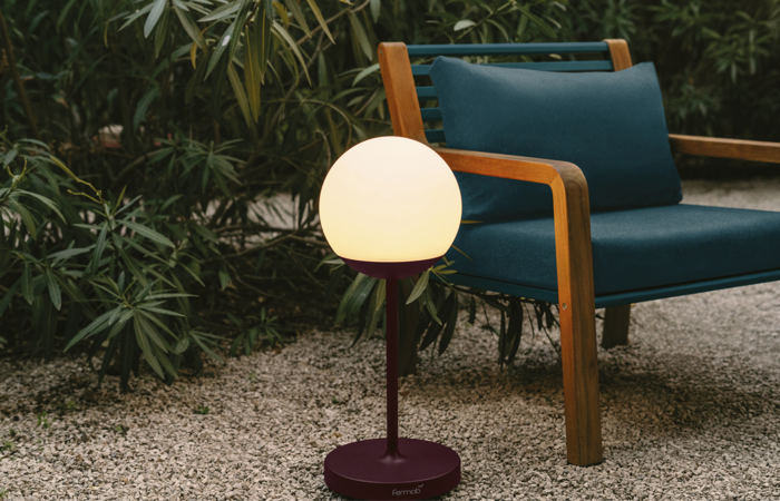 Folgt uns: „Mooon“ von Fermob ist eine der tragbaren, kabellosen LED-Leuchten, die es bei architare in Nagold und Stuttgart oder im Online-Shop zu entdecken gibt.