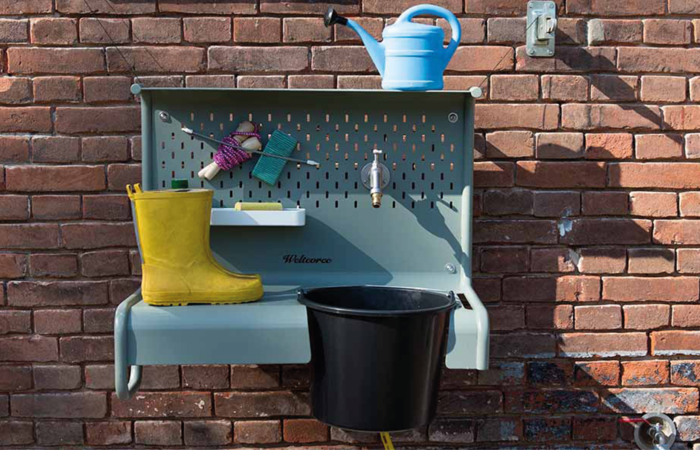 Gartenhelfer der besonderen Art: „Waterworks“ von Weltevree vereint Wasserhahn, Eimer und praktische Ablagefläche.