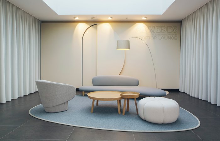 The lounge area with sofa and swivel chair from Vitra and Cor deliberately sets a contrast to the straight lines of common office furnishings.