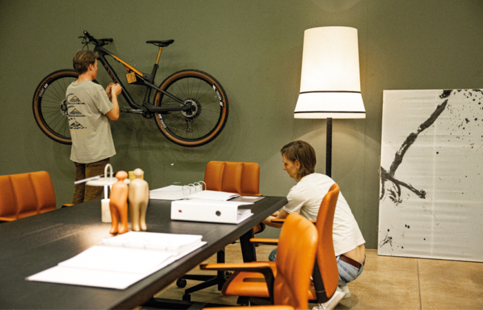 Vorbereitung zum Shooting. Die Wandmontage des Bikes gelingt problemlos.