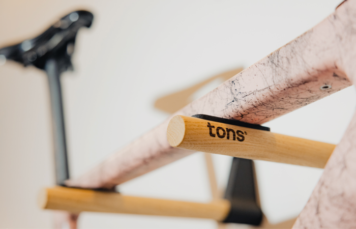Fahrrad-Wandhalterungen „de Luxe“ von „tons.“ Mit dieser Wandhalterung wird das Bike zum Designobjekt.