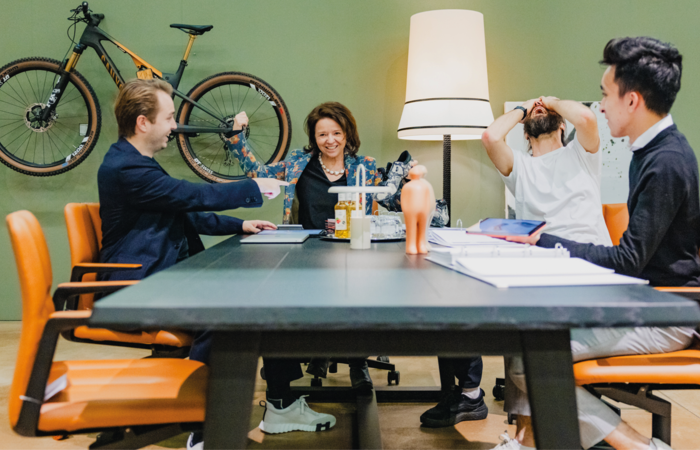 Das Bike macht sich toll im Hintergrund. So macht arbeiten Spaß: am Tisch „Recipio“ von B&B Italia und den Konferenzstühlen von Walter Knoll.
