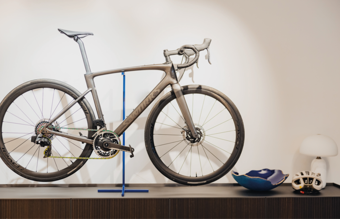 Im „Plus Minus“ Bike Stand auf dem Sideboard steht das Bike bühnenrei.