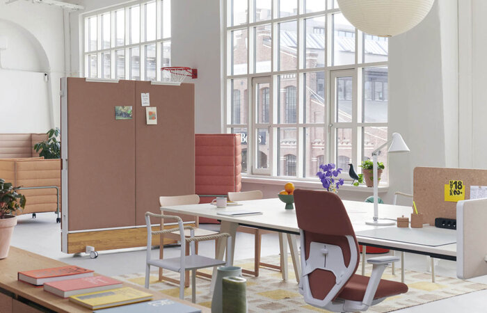 Offene Bürofläche mit ergonomischem Stuhl ACX Mesh im Vitra Showroom Oslo.  (Foto: Lasse Flode / Vitra)