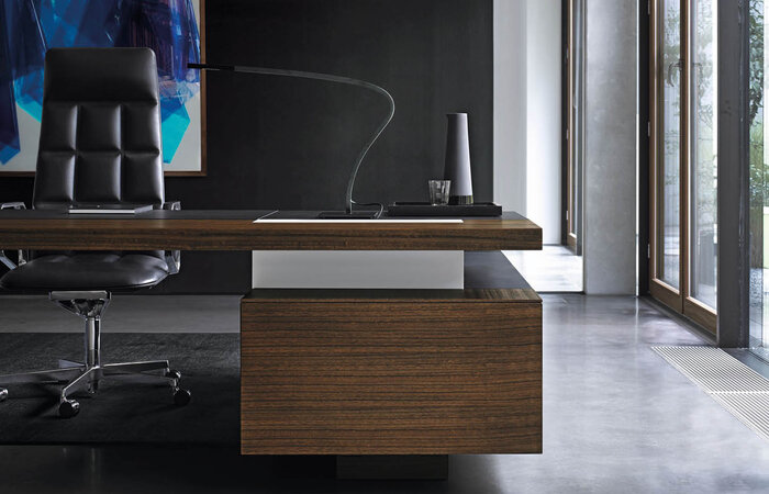 Viel Fläche bietet Schreibtisch CEOO von Walter Knoll. (Foto: Walter Knoll)