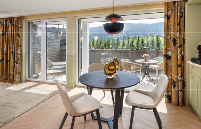 Der Tisch ist von Maxalto, ein Unternehmen, das sich auf die Herstellung handwerklicher Möbel von höchstem Standard (“massa alto”). Die Stühle „Sheru“ sind von Walter Knoll.