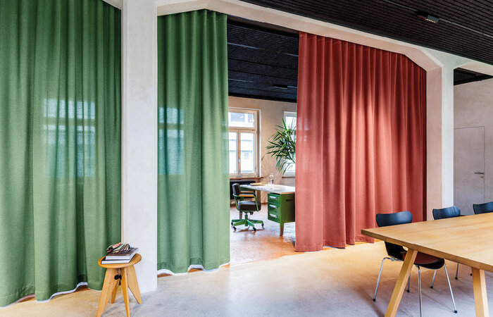 Bringt viel, nicht nur akustisch: Trevira CS Kent von Création Baumann. (Foto: Création Baumann)