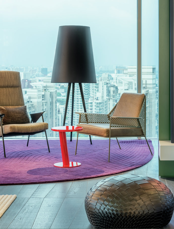 links: Votteler Chair von Walter Knoll, rechts: Work is over von Moroso