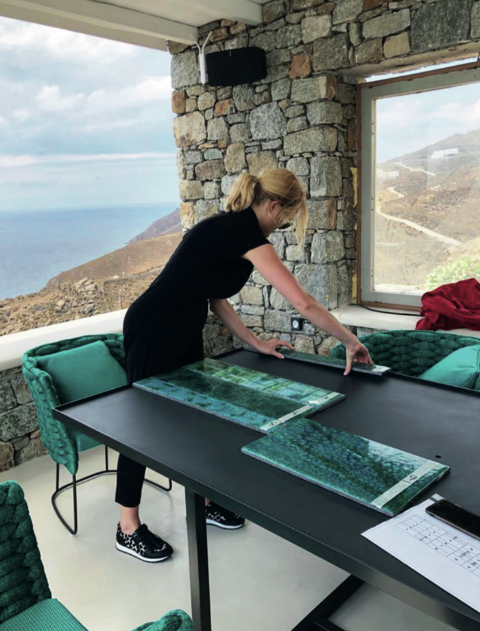 Katharina Schott baut auf der Terrasse den Tisch „Sciara“ von Paola Lenti auf.