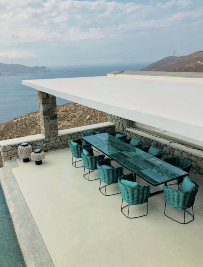 Passend zum Tisch „Sciara“ die Outdoor-Sessel „Ami“ von Paola Lenti