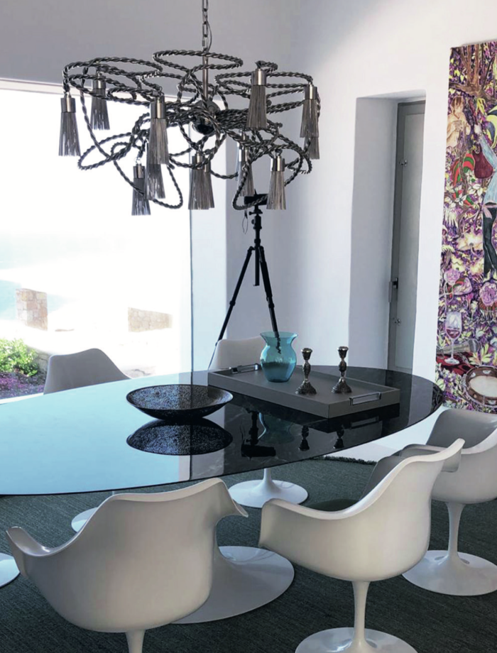 Saarinen Tisch mit den Saarinen Stühle und einem Kronleuchter von Brand van Egmond