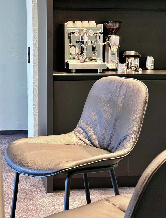 One of the special features of this project is the careful selection of the furniture, such as the Sheru bar chairs in elegant black leather.