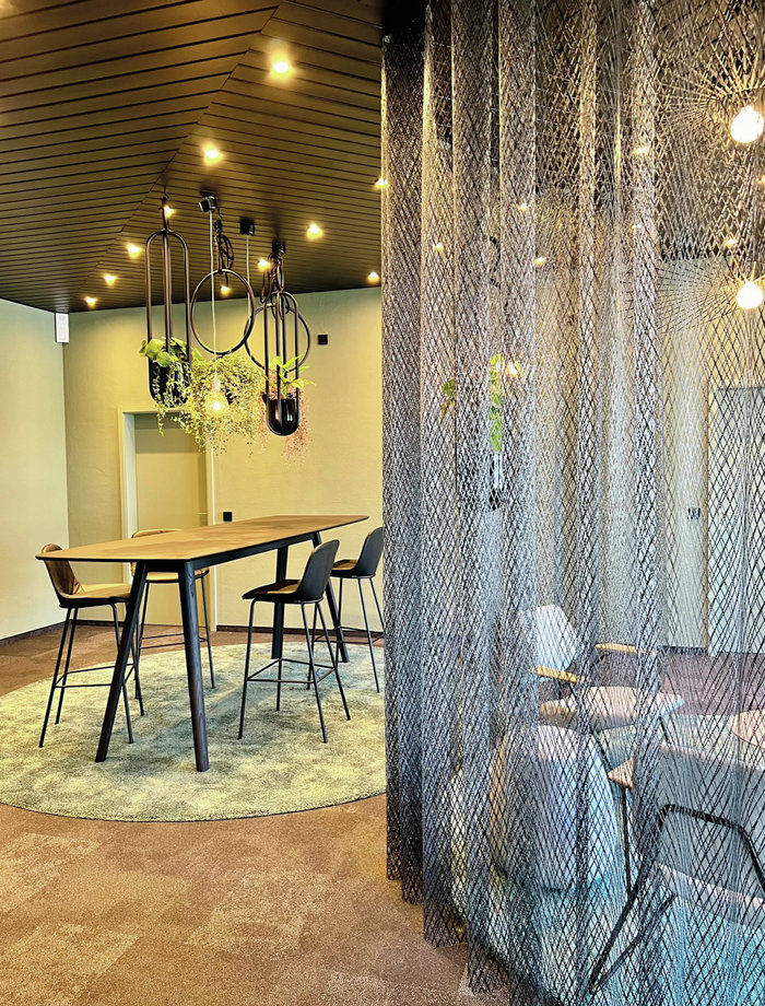 For breaks and meetings: Deen Table Bar Table and Sheru Bar Chairs by Walter Knoll