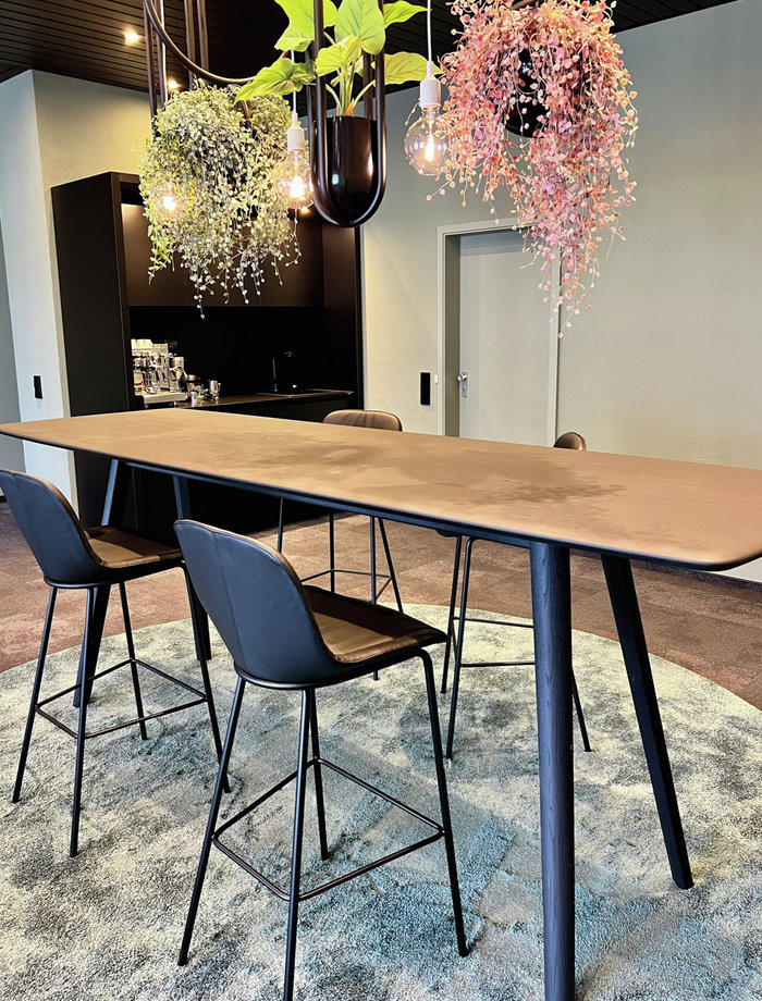 A green touch: with the hanging baskets from Studio Hausmann, bringing nature into the office.