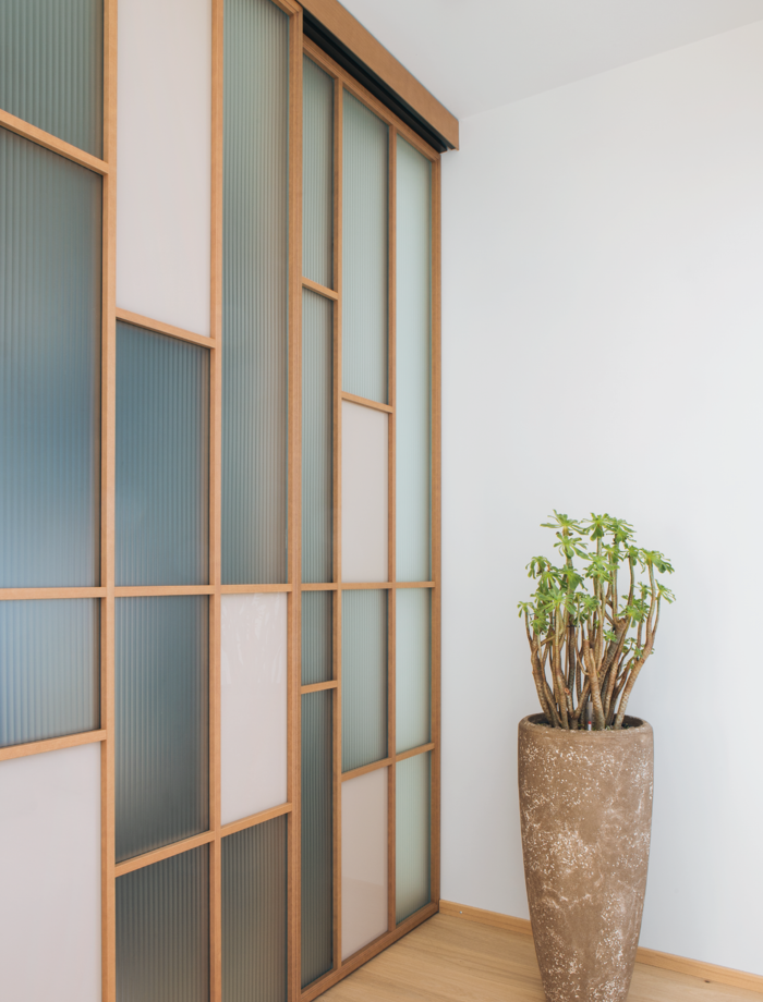 The wardrobe is located behind the customised sliding doors in the entrance area