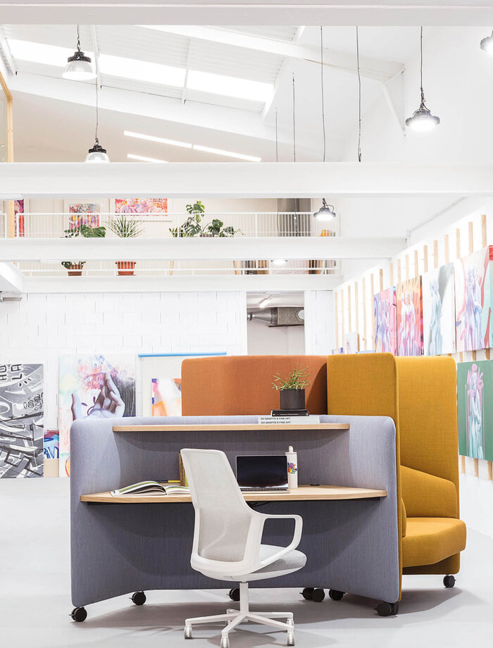 Über den mobilen und akustisch wirksam gepolsterten Office-Elementen von Andreu World: eine Kombination aus Tageslicht-Decke und Hängeleuchten. (Foto: Andreu World)
