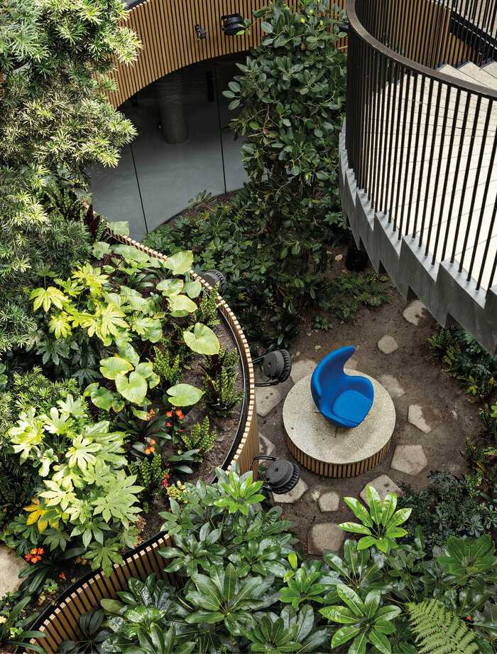 Mehr geht nicht: Fritz Hansen plante die Begrünung in die organisch fließende Architektur ein. (Foto: Laura Stamer / Fritz Hansen)